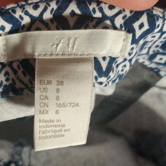 H&M Blue and White Patterned Cropped Pants - Picture 9 of 9